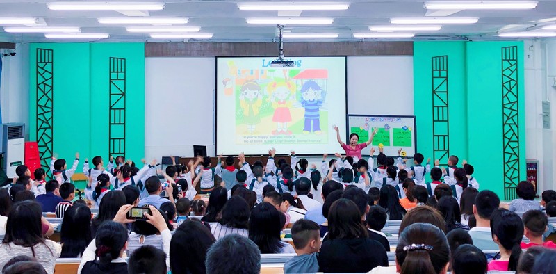 举起小手说英语