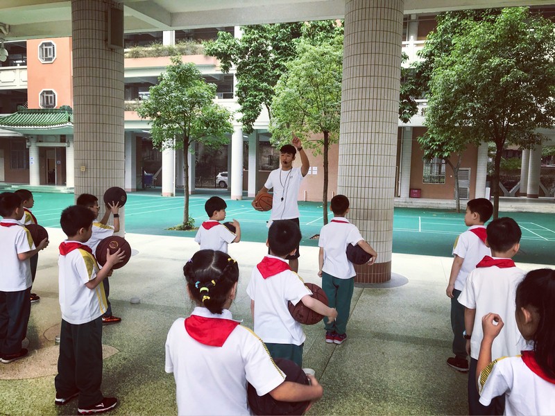  体育课教打篮球哦